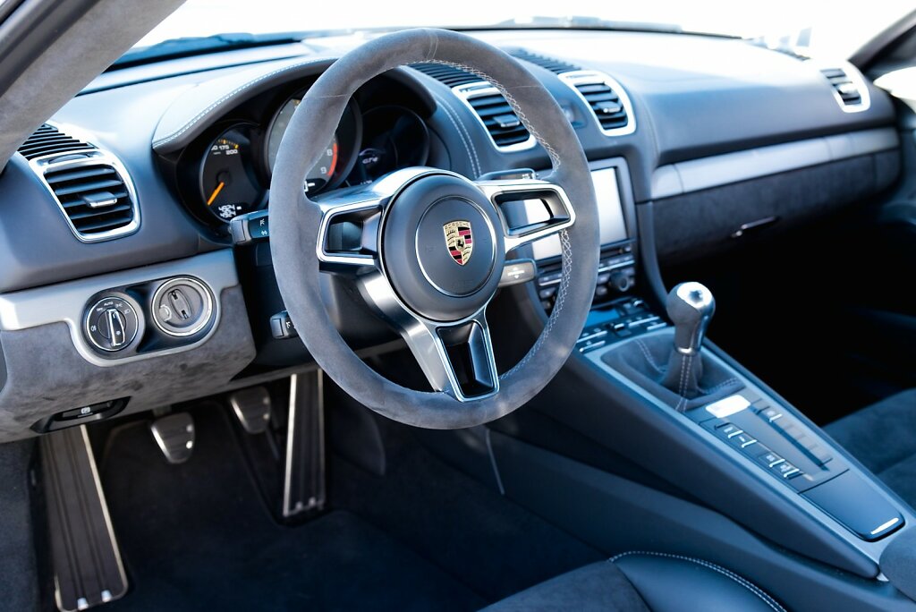Club-Sportivas-Porsche-Cayman-GT4-4.jpg